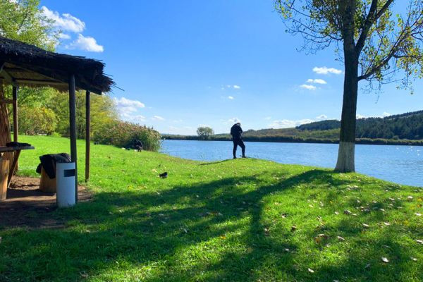 Pescuitul cu plată pe lacul Maximovka: O alegere excelentă pentru pescarii din Moldova